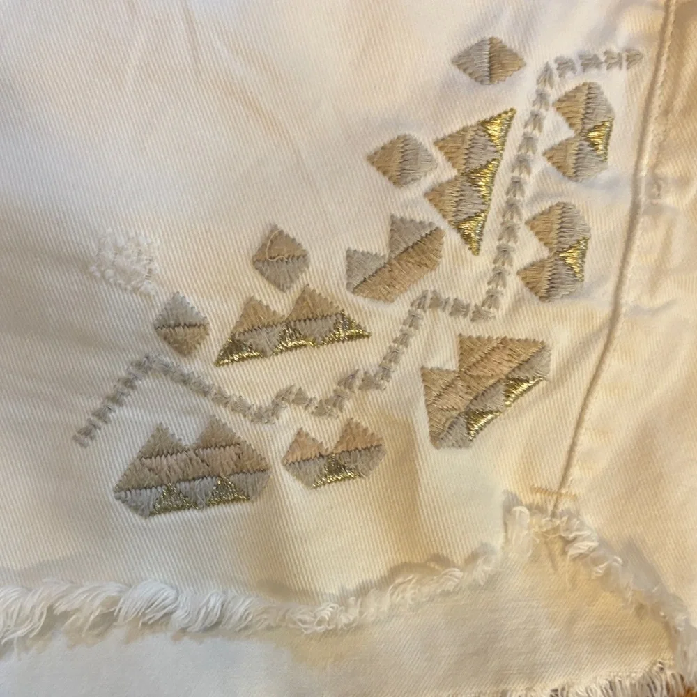 🎉Free People White Jean Shorts. Size 29! Tulum Embroidered Shorts